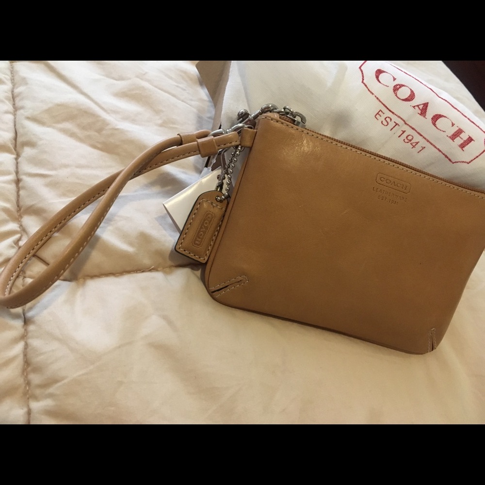 New with tags leather Coach wristlet